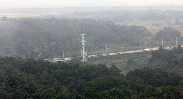 군사분계선을 통과해 북으로 향하는 노무현 대통령 일행. [사진-통일뉴스 김주영 기자]