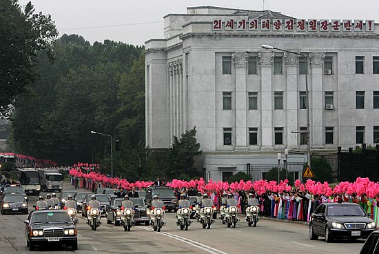 노무현 대통령과 김영남 최고인민회의 상임위원장이 2일 낮 무개차를 타고 평양시내를 통과, 첫 공식 환영행사장인 4.25 문화회관 광장으로 향하고 있다. [사진-청와대 사진기자단]