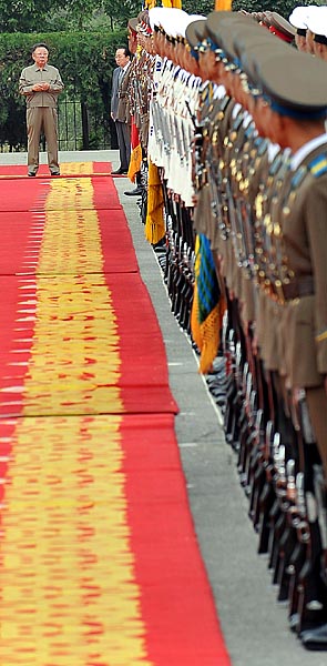 '노무현 대통령 기다리는 김정일 위원장'. 김정일국방위원장이 2일 4.25 문화회관 광장에서 노무현대통령 도착을 기다리고 있다.[사진-청와대 사진기자단]