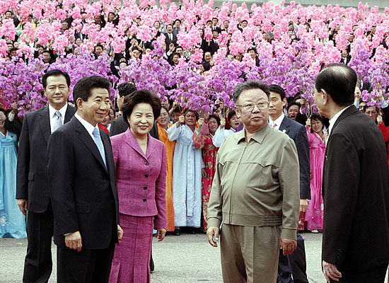 공식 환영식 행사가 열리는 4.25문화회관 광장에서 노무현 대통령 내외와 김정일 국방위원장, 김영남 최고인민회의 상임위원장과 환담을 나누고 있다. [사진-청와대 사진기자단]