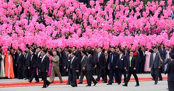 노무현 대통령을 맞이하기 위해 나온 평양시민들이 분홍색 꽃술을 들고 '만세'를 외치는 가운데 양 정상이 4.25문화회관 광장을 지나고 있다. [사진-청와대 사진기자단]