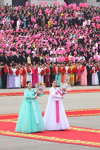 공식 환영식 행사가 열리는 4.25문화회관 광장에서 환영의 꽃다발을 전달하기 위해 북측 여성들이 대통령 내외를 기다리고 있다. [사진-청와대 사진기자단]