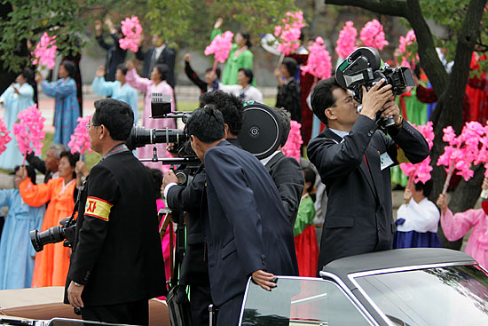 공식 환영행사를 촬영하고 있는 북측 취재진들.  [사진-청와대 사진기자단]