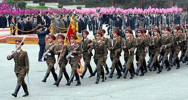2007 남북정상회담을 앞두고 2일 낮 평양  4.25문화회관 광장에서 열린 공식환영식에서 북측 의장대가 분열을 하고 있다. [사진-청와대 사진기자단]