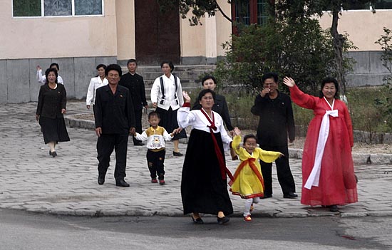 평양 시민들이 노무현 대통령과 김영남 최고인민회의 상임위원장이 탄 무개차를 향해 손을 흔들어 보이고 있다. [사진-청와대 사진기자단]