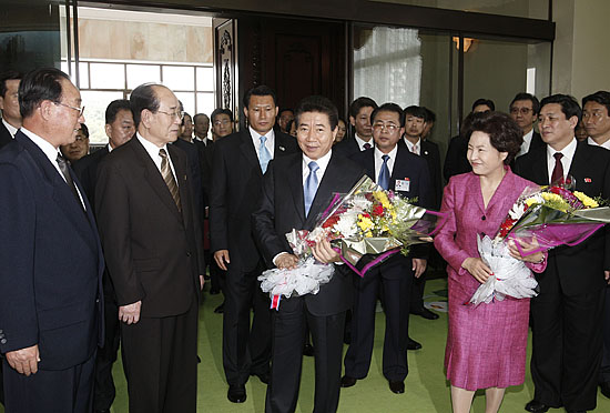 2일 오후 남북정상회담을 위해 평양을 방문한 노무현대통령이 공식환영식을 마친 뒤 숙소인 백화원 영빈관에 도착,  환영 꽃다발을 받았다. [사진-청와대 사진기자단]