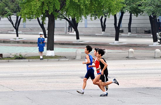 남북정상회담 이틀째인 3일 오전 7시 30분경 기자단이 머물고 있는 고려호텔 앞을 지나는 평양시민들이 활기찬 모습이다. 사진은 아침운동을 하고 있는 평양시민들의 모습. [사진-청와대 사진기자단]