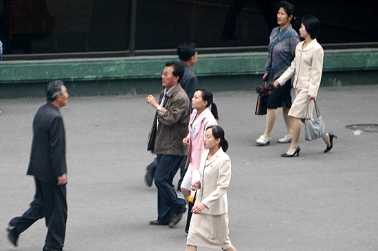 오전 7시 30분경 평양 고려호텔 앞을 지나는 평양 시민들의 발걸음이 바쁘다. [사진-청와대 사진기자단]