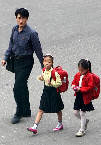 아이들과 함께 출근하는 젊은 평양시민의 모습도 볼 수 있다. [사진-청와대 사진기자단]