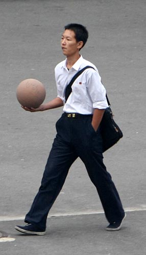 농구공을 들고 등교하는 평양 학생의 모습.[사진-청와대 사진기자단]