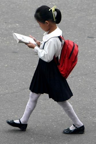 등교하며 책을 읽는 여학생의 모습이 인상적이다. [사진-청와대 사진기자단]
