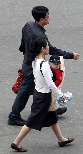 아이를 안고 출근길에 나서는 젊은 부부의 모습도 보인다. [사진-청와대 사진기자단]