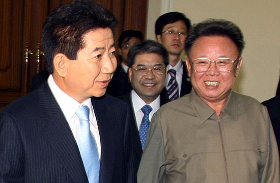 회담 이틀째인 3일 본격적인 남북 정상회담 오전 1차 회담에 앞서 노무현 대통령이 밝은 표정으로 만나 환담을 나누고 있다. [사진-청와대 사진기자단]