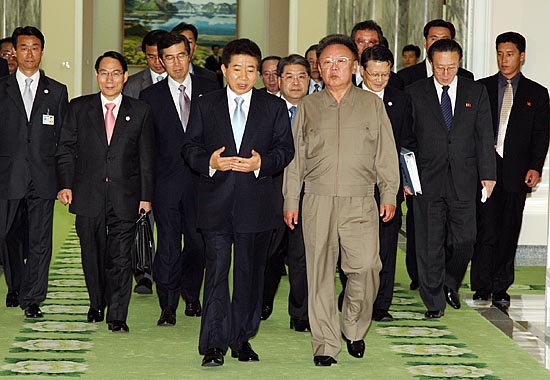 오전 1차 회담을 종료하고 회담장을 나오며 노무현 대통령이 김 위원장과 대화를 하고 있다. [사진-청와대 사진기자단]