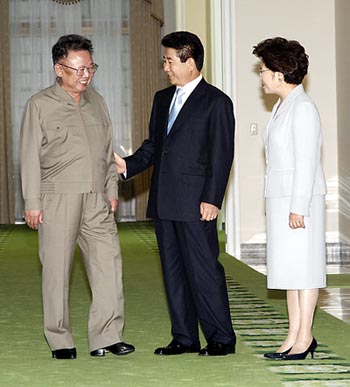 오후 2차 회담에 앞서 환담을 나누는 노무현 대통령과 김정일 위원장. [사진-청와대 사진기자단]