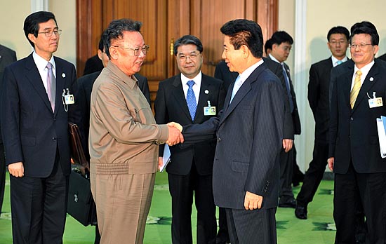 2차 회의를 마치고 인사를 나누는 두 정상.[사진-청와대 사진기자단]