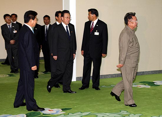 오후 2차 회담을 마치고 나온 두 정상이 인사를 나눈 뒤 헤어지고 있다. 먼저 회담장 밖으로 나가는 김 위원장의 모습을 바라보는 노 대통령. [사진-청와대 사진기자단]