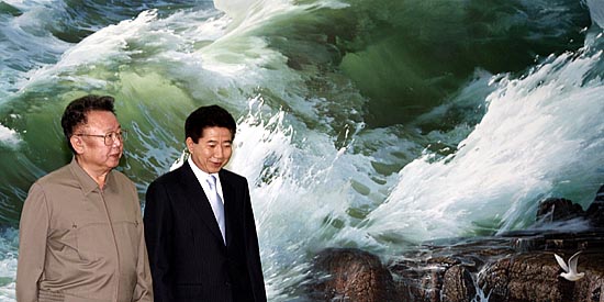 남북 정상회담 이틀째인 3일 오전 노무현 대통령과 김정일 위원장이 오전 1차 회담에 앞서 백화원 영빈관 내 대형 화폭 앞에서 기념촬영 후 이동하고 있다. [사진-청와대 사진기자단]