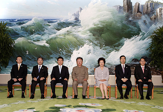 남북 두 정상과 권양숙 여사를 비롯한 특별수행원들이 3일 오전 1차 회담에 앞서 회담장인 백화원 영빈관에서 기념촬영을 하고 있다. [사진-청와대 사진기자단]