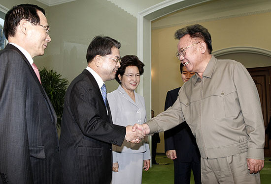 정상회담에 앞서 이재정 통일부 장관과 악수를 하며 인사 나누는 김정일 위원장. [사진-청와대 사진기자단]