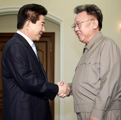 1차 회담을 종결한 양 정상이 악수하며 인사를 나누고 있다. [사진-청와대 사진기자단]