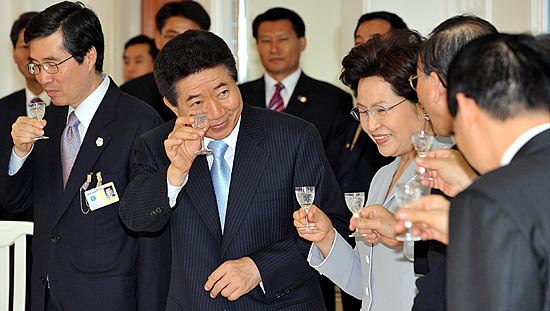 정상회담 이틀째인 3일, 노무현 대통령이 남측 수행단을 비롯한 기자단을 초청, 옥류관에서 오찬을 열었다.건배제의를 하는 노 대통령. [사진-청와대 사진기자단]