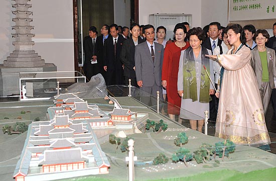 한편, 평양을 방문중인 권양숙 여사가 3일 조선중앙역사박물관을 방문, 박물관측 안내원으로부터 설명을 듣고 있다. [사진-청와대 사진기자단]