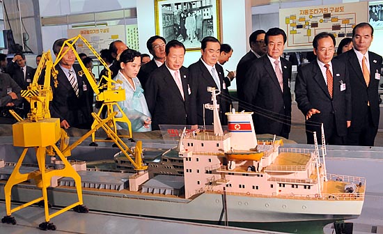 3일 정상회담이 진행되는 동안 김원기 전 국회의장 등 특별수행원들이 3대혁명전시관 중공업관을 참관했다. [사진-청와대 사진기자단]