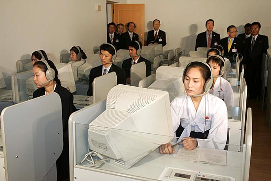 특별수행원 자격으로 노무현 대통령과 함께 방북한 정,재,언론,문화계 인사들이 3일 오전 김원균 명칭 평양음악대학을 찾아 성악과 학생들이 어학공부하는 교실을 둘러보고 있다.[사진-청와대 사진기자단]