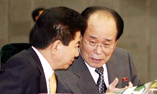 아리랑 관람 도중 김영남 최고인민회의 상임위원장이 노무현 대통령과 대화를 나누고 있다. 김정일 국방위원장은 이날 아리랑 공연에 모습을 드러내지 않았다. [사진-청와대 사진기자단]