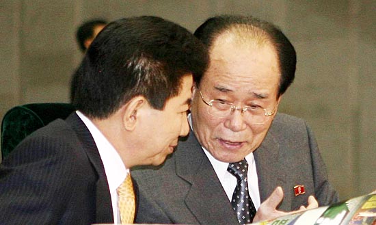 아리랑 참관 도중 머리를 맞대고 대화를 나누는 노무현 대통령과 김영남 최고인민회의 상임위원장.[사진-청와대 사진기자단]