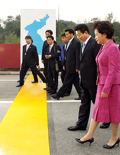 군사분계선을 향해 걸어가는 노무현 대통령과 권양숙 여사.[사진-청와대 사진기자단]
