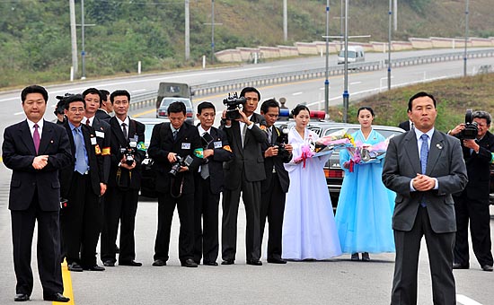 노무현 대통령 일행을 기다리는 북측 취재진들. [사진-청와대 사진기자단]