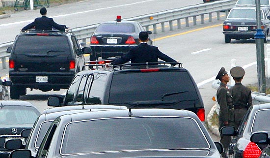 군사분계선을 넘은 대통령 일행과 청와대 경호차량이 북한 인민군 병사 옆을 지나 북으로 달리고 있다.[사진-청와대 사진기자단]