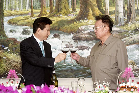 정상회담 마지막날인 4일 오후 1시 남북 정상이 '2007 남북정상선언'에 합의 후 김정일 위원장이 마련한 환송 만찬에서 건배를 들고 있다. [사진-청와대 사진기자단]