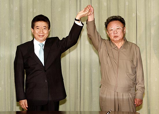 선언문에 각자 서명한 남북 정상이 손을 맞잡아 들었다.[사진-청와대 사진기자단]