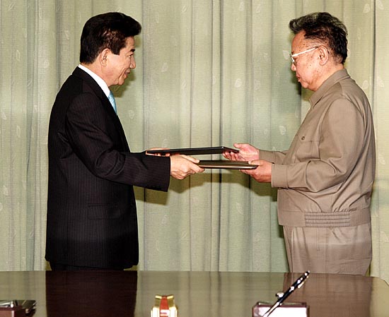 '2007 남북정상선언'합의문 서명 후 서로 교환하는 남북 양 정상. [사진-청와대 사진기자단]