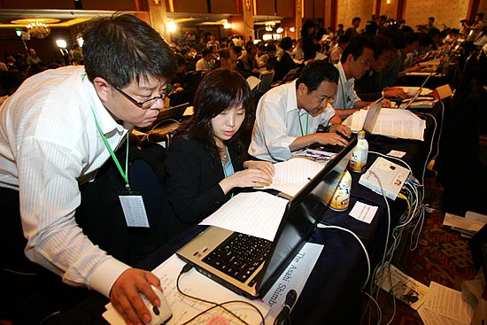 4일 오후 '2007 남북정상선언'합의 소식이 서울 프레스센터에 전해지자 분주해진 취재진들.[김정일 [사진-청와대 사진기자단]