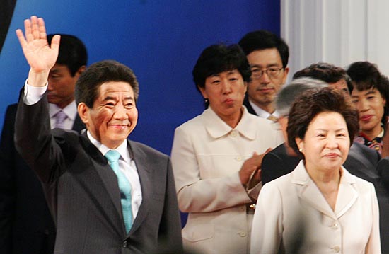 4일 오후 남북 정상회담을 마치고 도라산 출입경사무소(CIQ)에서 열린 공식 환영식장에 들어선 노무현 대통령이 환영식 참가객들에게 손을 들어 인사하고 있다. [사진-통일뉴스 김주영 기자]