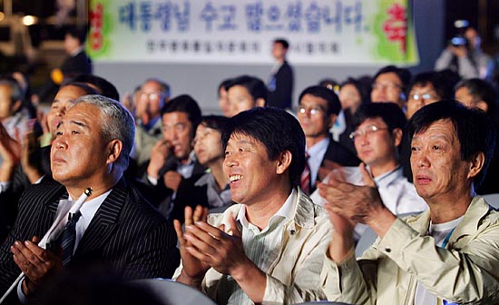 환영식 참가자들이 남북 정상회담을 마치고 돌아온 노무현 대통령에게 환영과 격려의 박수를 보내고 있다. [사진-통일뉴스 김주영 기자]