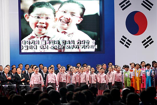 어린이 합창단의 환영축하 공연이 이어졌다. [사진-통일뉴스 김주영 기자]