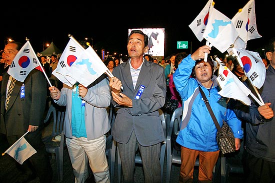 한반도기와 태극기를 흔들며 '우리의 소원은 통일'합창하는 환영객들. [사진-통일뉴스 김주영 기자]