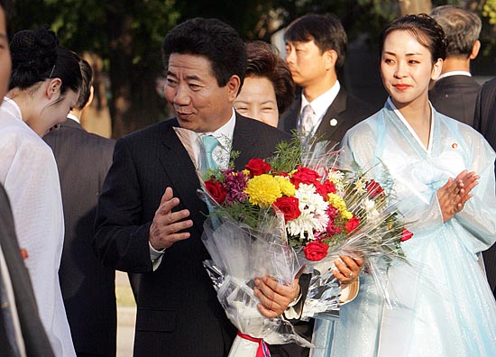 환송식이 열린 인민문화궁전 앞에서 북측 여성들로부터 꽃을 전달받은 노무현 대통령이 감사의 인사를 전하고 있다.[사진-청와대 사진기자단]