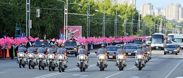 평양시내를 달리는 노무현 대통령 일행. 행렬 앞에서는 북측 오토바이 호위단이 V모양으로 노 대통령 일행을 이끌었다. [사진-청와대 사진기자단]