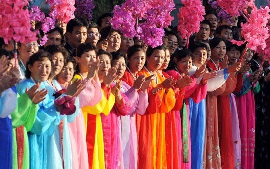 오색빛 한복을 입고 꽃술을 들고 나온 평양시민들. 일정이 늦어져 많은 시간 도로 위에서 기다렸지만 밝은 모습이다. [사진-청와대 사진기자단]