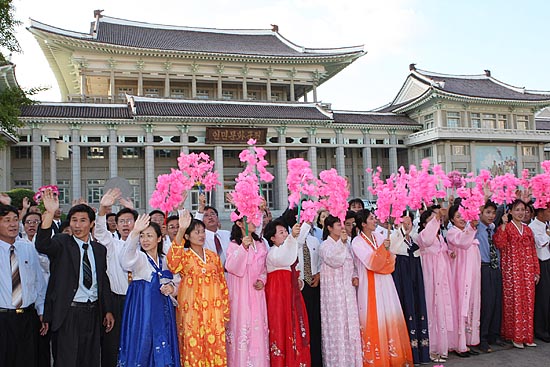 노무현 대통령 일행이 지나가자 열렬한 환송인사를 전하는 평양시민들.[사진-청와대 사진기자단]