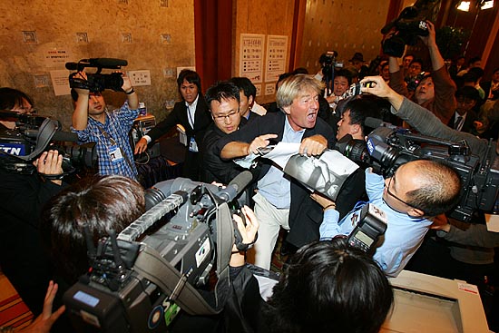 정상회담 첫날인 2일 서울 프레스센터에 독일인 반북활동가 풀러첸 씨가 난입해 소란을 피웠다. 이날 프레스센터는 호텔 관계자 등과 몰려든 취재진이 엉켜 일대 소란이 일었다. [사진-통일뉴스 김주영 기자]