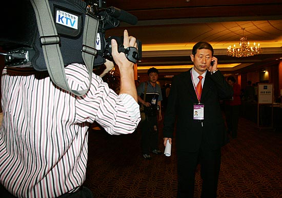 정상회담 이틀째인 3일 청와대 윤승용 홍보수석의 '정상회담 하루 연기 제안' 브리핑 이후 윤 홍보수석이 평양에서 걸려온 전화를 받고 있다. [사진-통일뉴스 김주영 기자]