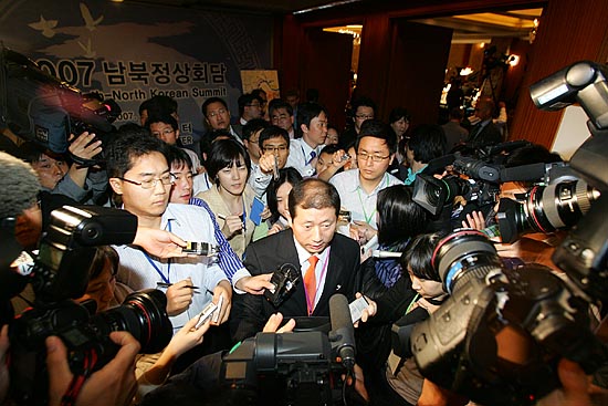 후속 취재를 위해 브리핑을 마친 청와대 윤승용 홍보수석 주위로 몰려든 취재진들.[사진-통일뉴스 김주영 기자]