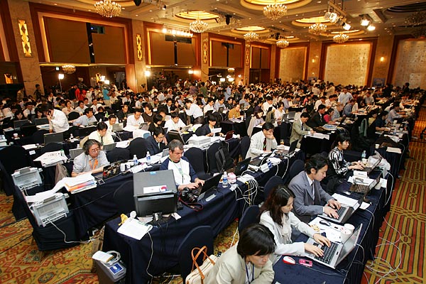 정상회담 하루 전인 1일 개소한 서울 프레스센터에는 회담 일정이 지날수록 취재진이 몰려 400석에서 500석으로 늘렸으나 이도 부족해 일부 취재진은 자리를 옮겨다니기도 했다. [사진-통일뉴스 김주영 기자